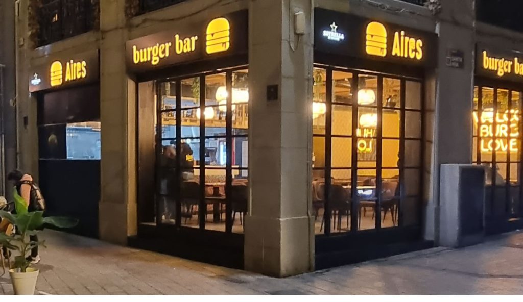 Fachada de Aires Burger Bar Murcia Santo Domingo vista desde la esquina