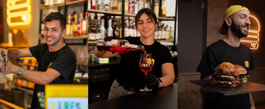 Tres miembros del equipo de Aires trabajando en la barra y sirviendo una hamburguesa