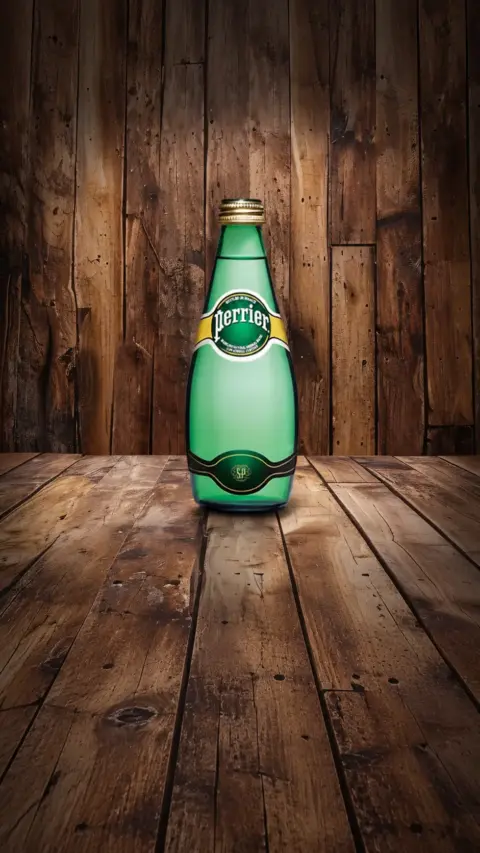 Botella verde de agua con gas Perrier