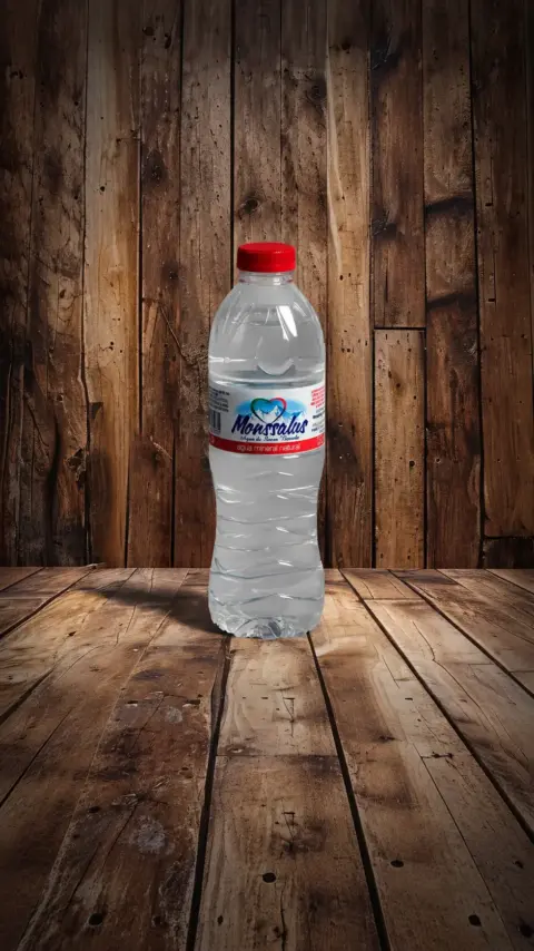 Botella de agua mineral de 500 ml sobre una mesa