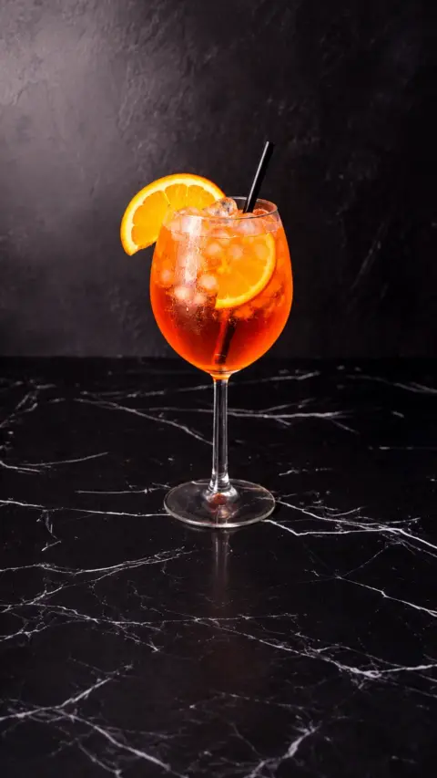 Aperol Spritz con hielo y rodaja de naranja