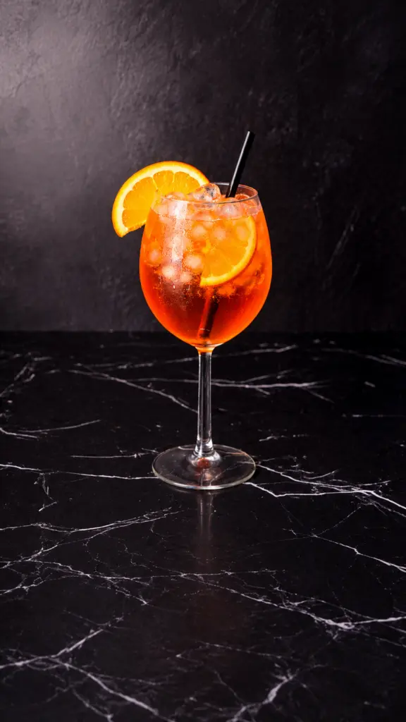 Aperol Spritz con hielo y rodaja de naranja