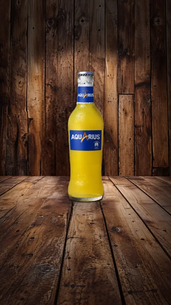 Botella de Aquarius Naranja sobre una mesa de madera
