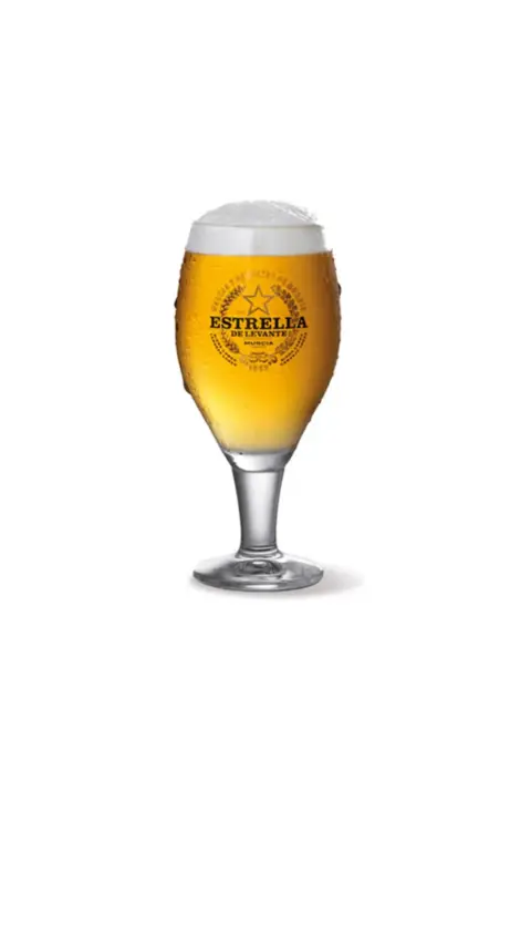 Copa de cerveza Estrella de Levante con espuma