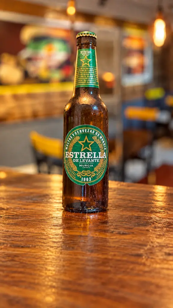 Botella de cerveza Estrella de Levante junto a la barra