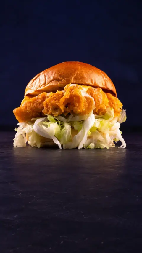 Hamburguesa Chicken Classic con pollo crujiente y lechuga