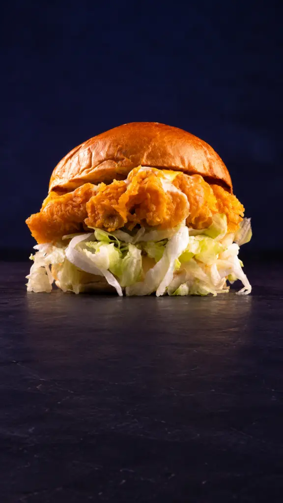 Hamburguesa Chicken Classic con pollo crujiente y lechuga