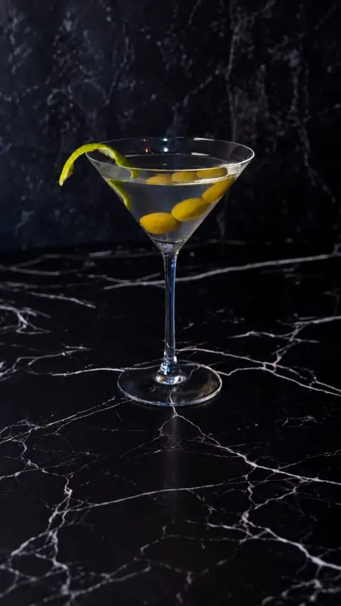 Dry Martini en una copa triangular con aceitunas