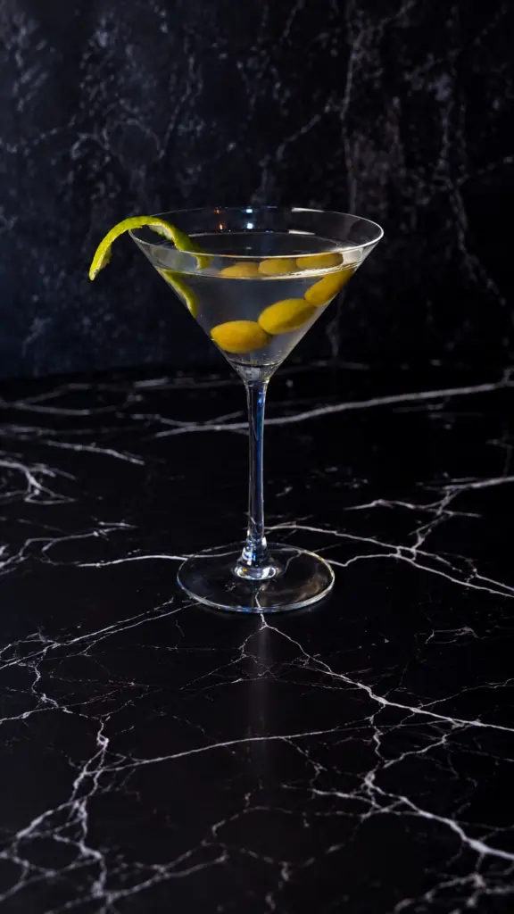 Dry Martini en una copa triangular con aceitunas