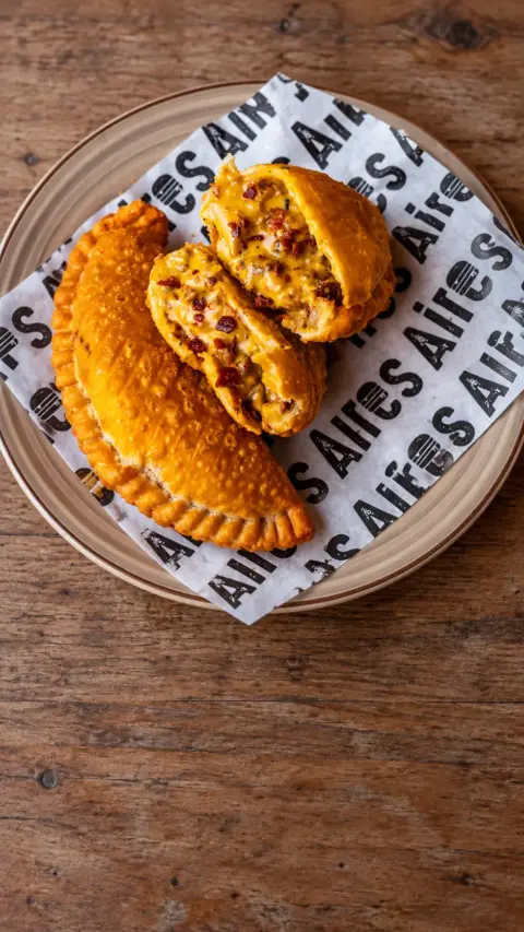Empanada Wilson cortada por la mitad con el relleno a la vista