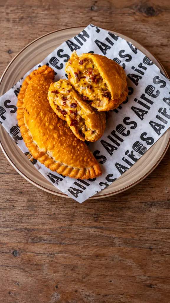 Empanada Wilson cortada por la mitad con el relleno a la vista
