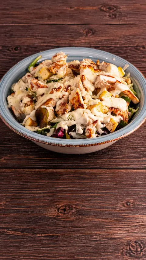 Ensalada César con tiras de pollo y picatostes