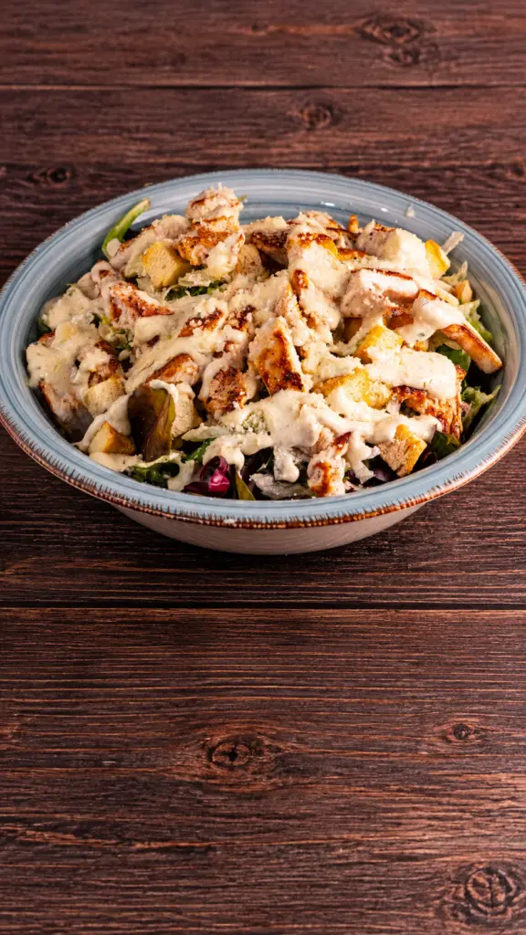 Ensalada César con tiras de pollo y picatostes