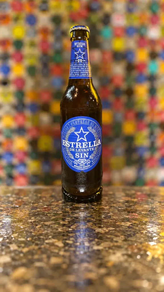 Botella de cerveza Estrella de Levante sin alcohol