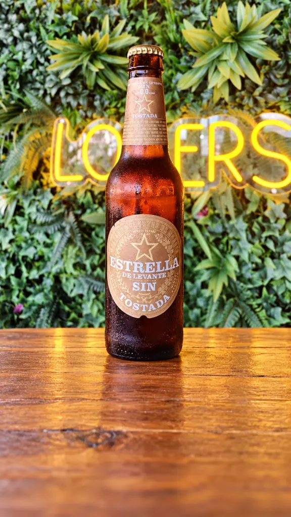 Botella de cerveza Estrella de Levante sin alcohol tostada