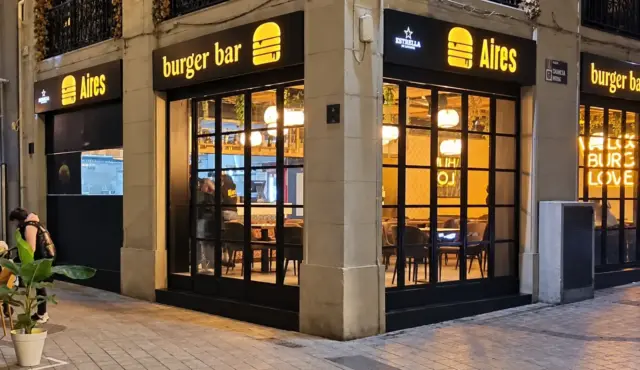 Fachada de Aires Burger Bar Murcia Santo Domingo iluminada por la noche