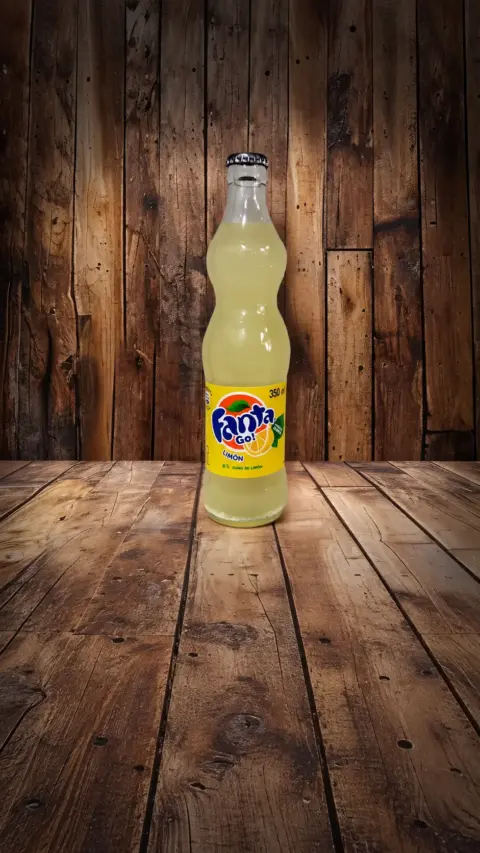 Botella de Fanta Limón sobre una mesa de madera