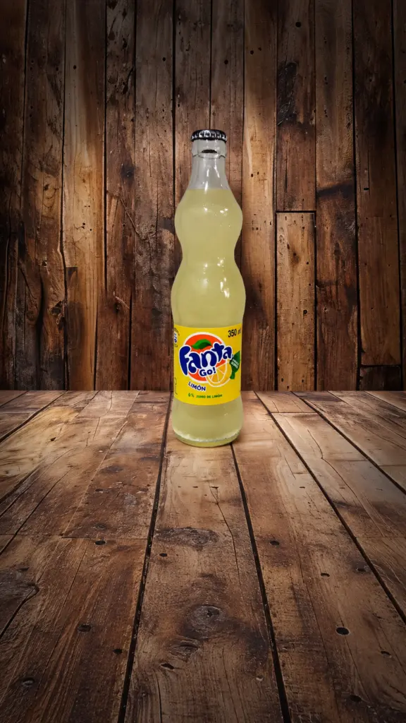 Botella de Fanta Limón sobre una mesa de madera