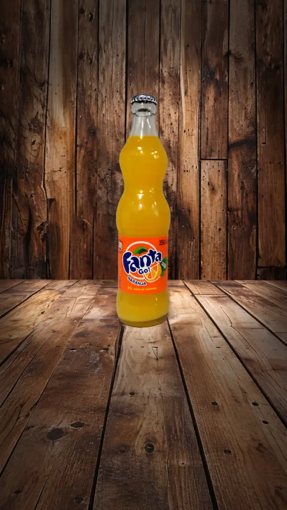 Botella de Fanta Naranja sobre una mesa de madera