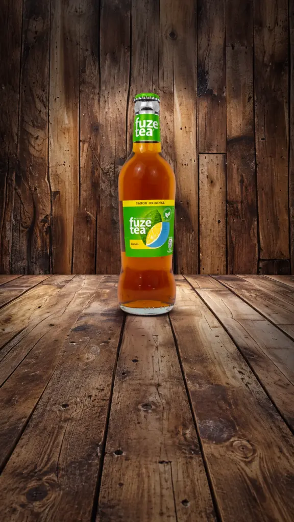 Botella de Fuzetea sobre una mesa de madera