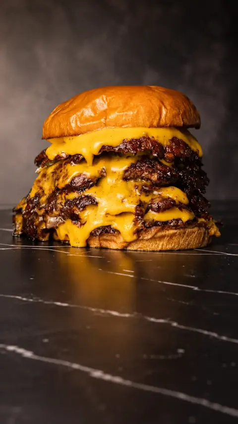 Hamburguesa Gran HDP con varias capas de carne y queso fundido