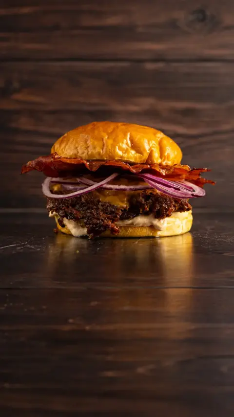 Grilled Mustard Burger con cebolla morada y bacon
