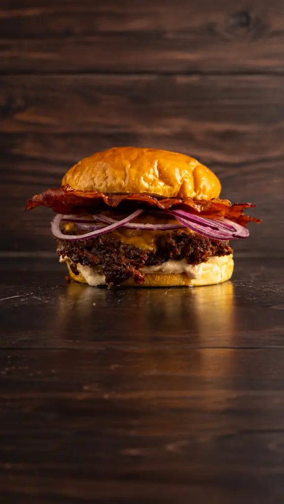 Grilled Mustard Burger con cebolla morada y bacon