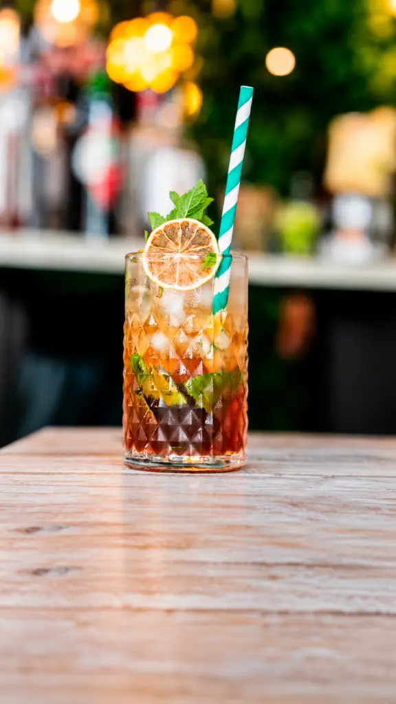 Cóctel Jäger Julep con hielo, hierbabuena y rodaja de lima