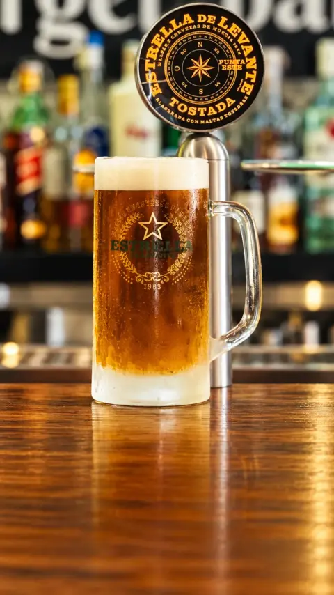 Jarra de cerveza Punta Este junto al grifo de la barra