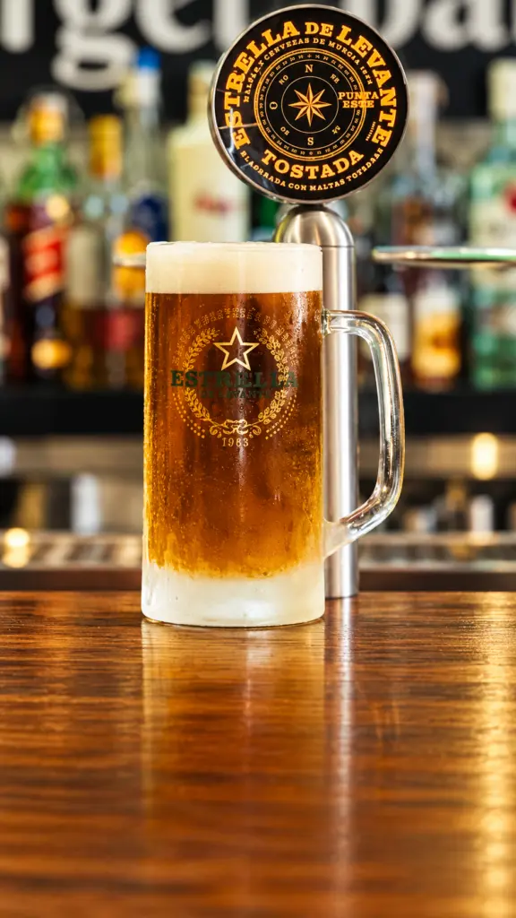 Jarra de cerveza Punta Este junto al grifo de la barra