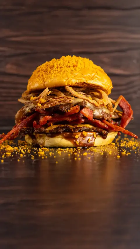Hamburguesa Kraken con relleno abundante y cebolla crujiente