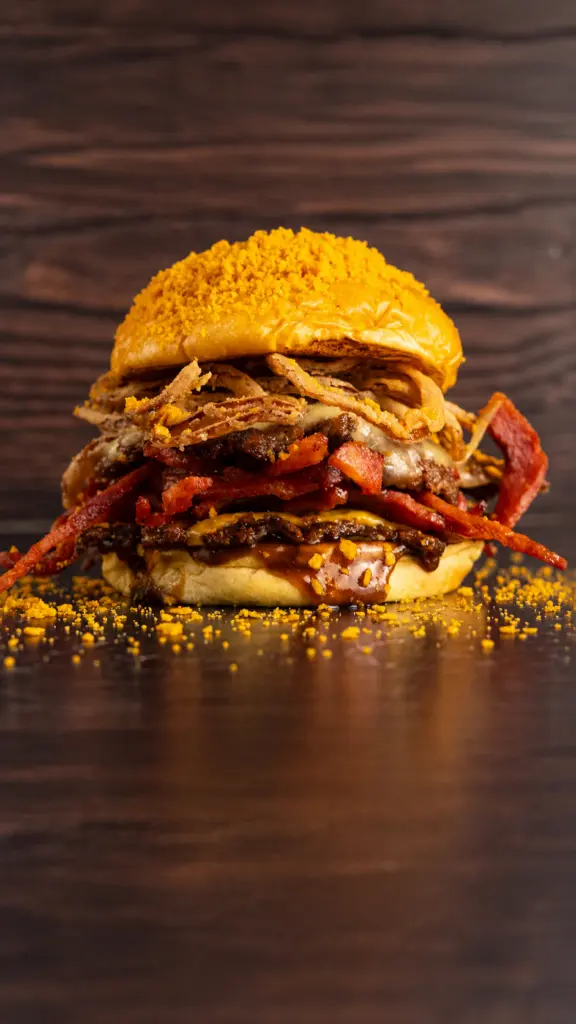 Hamburguesa Kraken con relleno abundante y cebolla crujiente