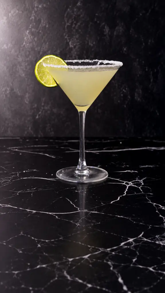 Margarita con borde de sal y rodaja de lima