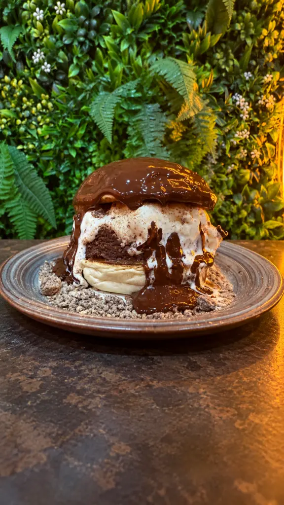 Postre Mari Dulce con helado y chocolate sobre un plato