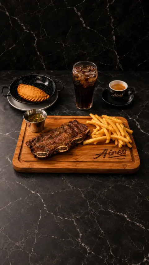 Menú a las brasas para uno con carne, patatas, bebida y café
