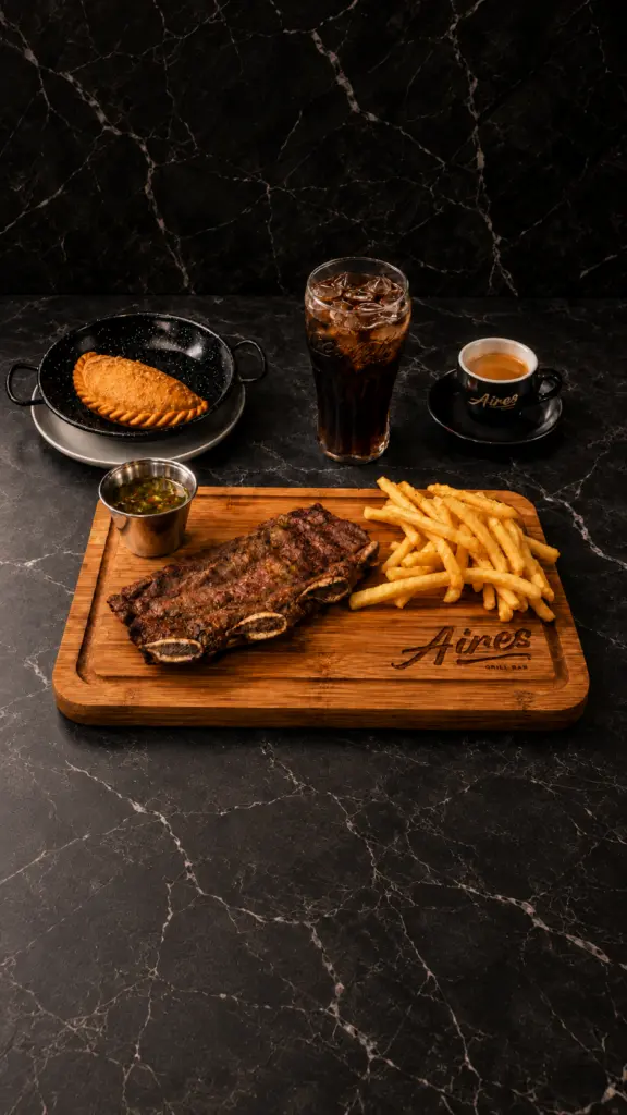 Menú a las brasas para uno con carne, patatas, bebida y café
