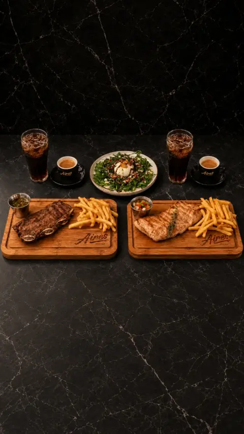 Menú a las brasas para dos con dos tablas de carne, patatas, ensalada y bebidas