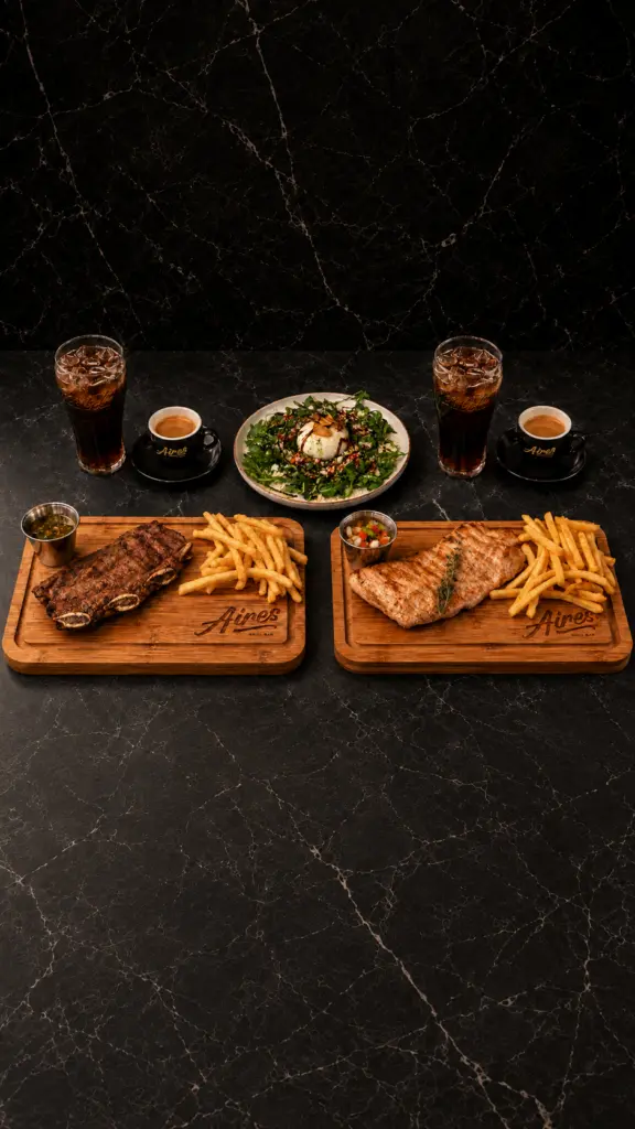 Menú a las brasas para dos con dos tablas de carne, patatas, ensalada y bebidas