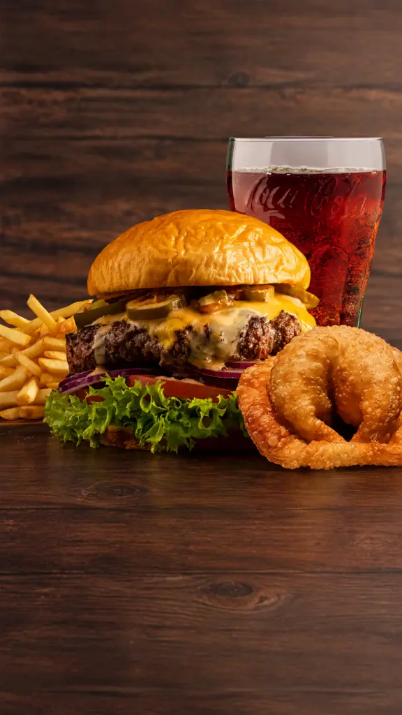 Hamburguesa con patatas, aros de cebolla y bebida del menú mediodía completo