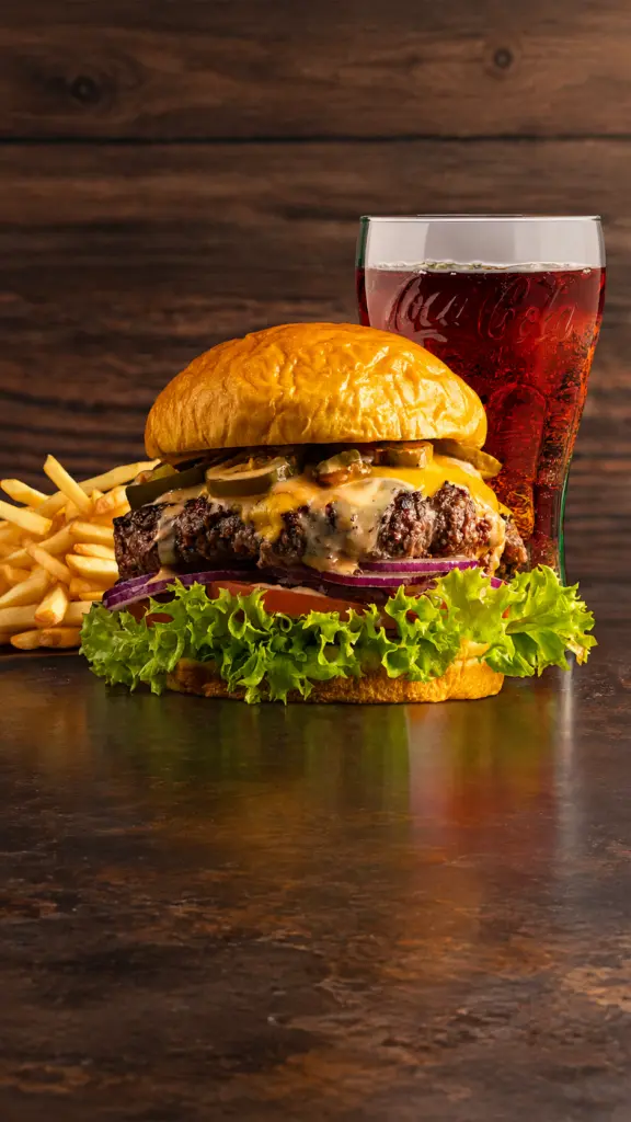 Hamburguesa con patatas fritas y bebida del menú mediodía especial