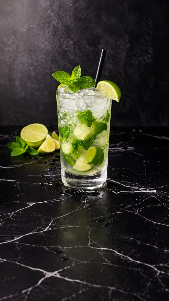 Mojito con hielo, lima y hojas de hierbabuena