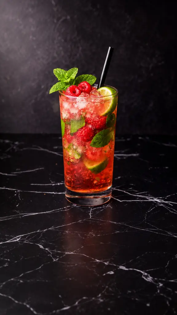 Mojito Razz con frutos rojos, lima y hierbabuena