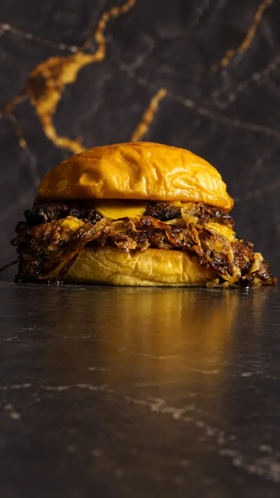 Hamburguesa Motz con carne, queso y cebolla en el pan