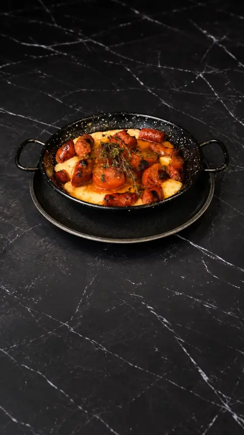 Provoleta con chistorra gratinada en una cazuela