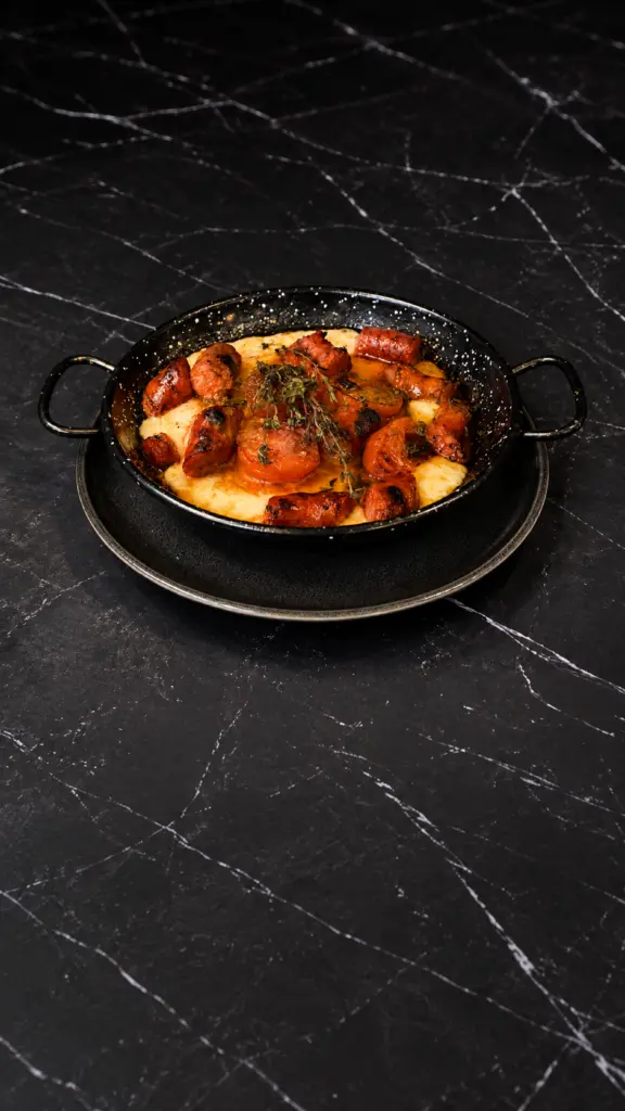 Provoleta con chistorra gratinada en una cazuela