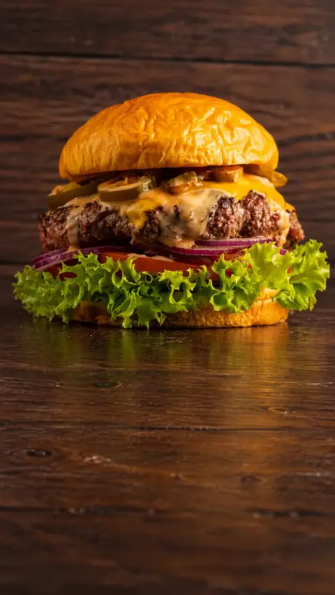 Hamburguesa Santa Mónica con lechuga, cebolla morada y salsa