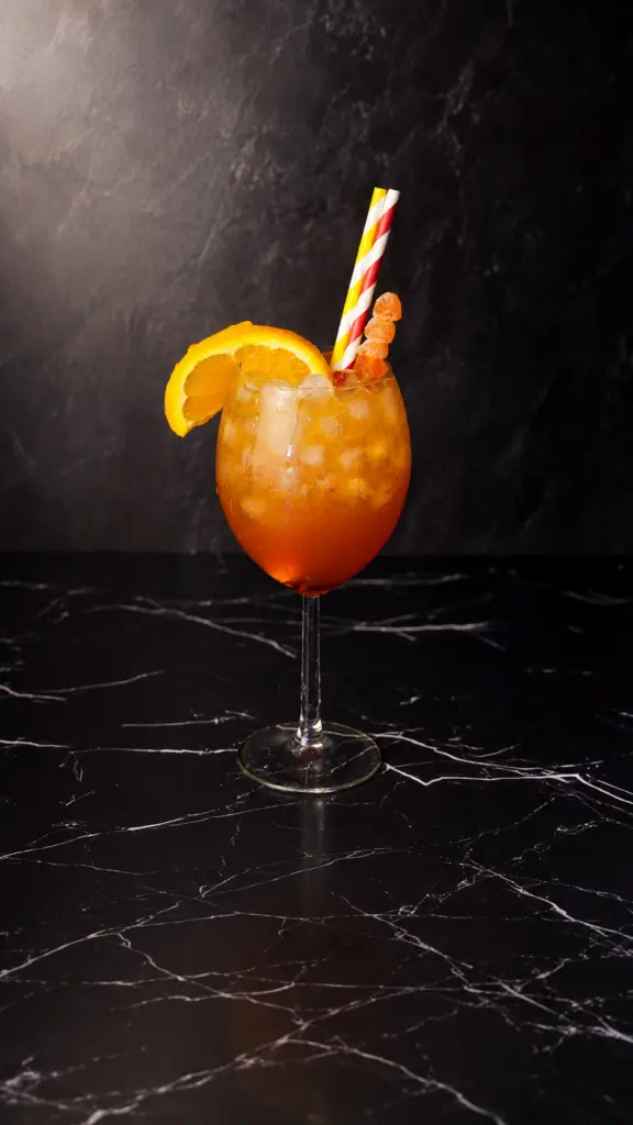 Sex on the Beach en una copa decorada con naranja