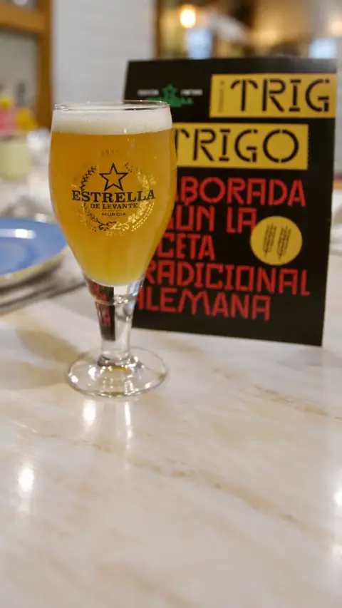 Copa de cerveza de trigo Estrella de Levante