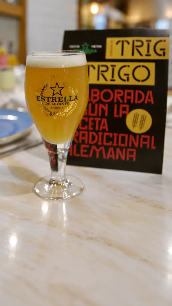 Copa de cerveza de trigo Estrella de Levante