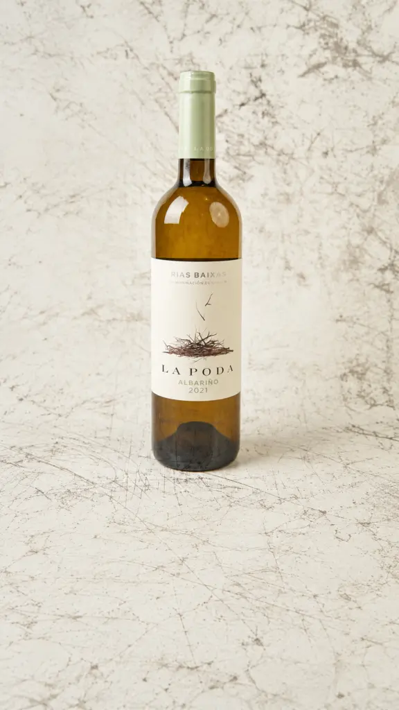 Botella de vino blanco La Poda Albariño